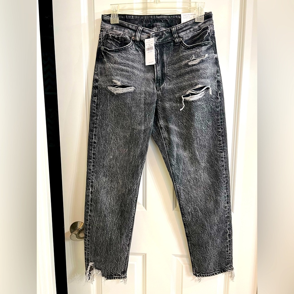 American Eagle Crossover Highest Rise Mom jean. NWT Distressed black 4 Short